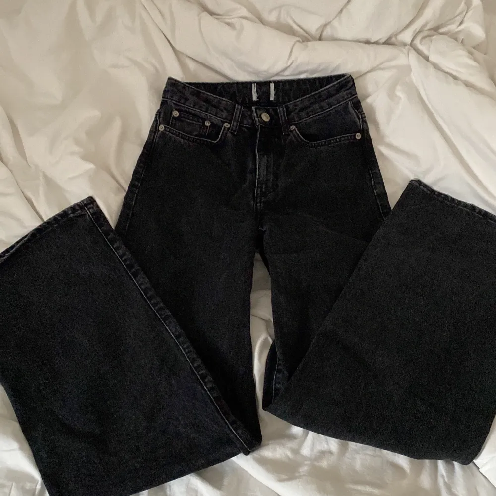 Svarta jeans från lager 157 med vida ben. Jeans & Byxor.