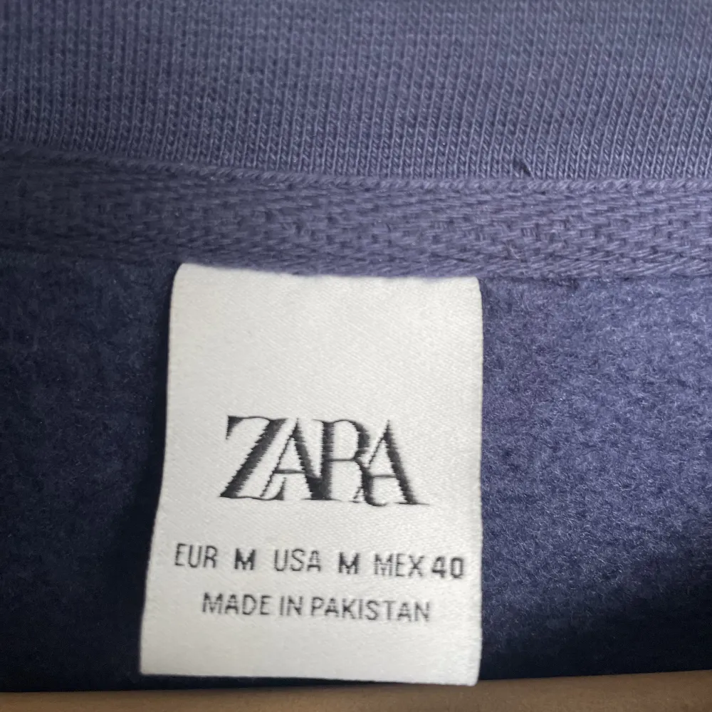 Säljer nu denna snygga blåa sweatshirten från zara. Tröjan är i storleken M och skicket på tröjan är 10/10 då den aldrig passade mig. Om du har eventuella frågor är det bara att höra av sig! Nypriset är 299 kr. Tröjor & Koftor.