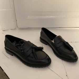 Loafers stl 38 - aldrig använda - Säljer oanvända loafers med fransar. Perfekta för kontorsjobb eller till en snygg klänning. 