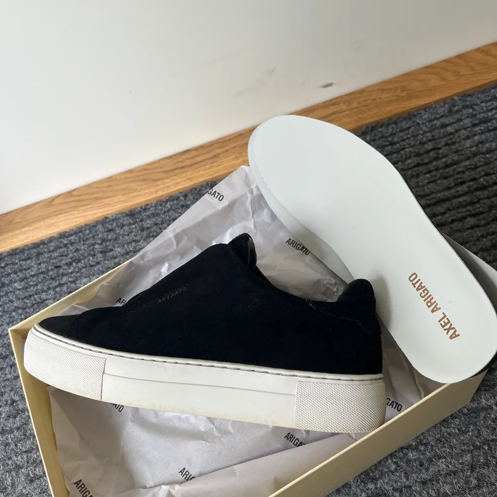 Säljer mina välvårdade arigato clean 360 laceless. Dessa är i storlek 40 och endast använda i 2 månader. Det ingår även ett par helt nya sulor i färgen vit. Original är svart och sitter i skon  Ingår:  Skorna Extra sula Låda Påse Kvitto. Skor.