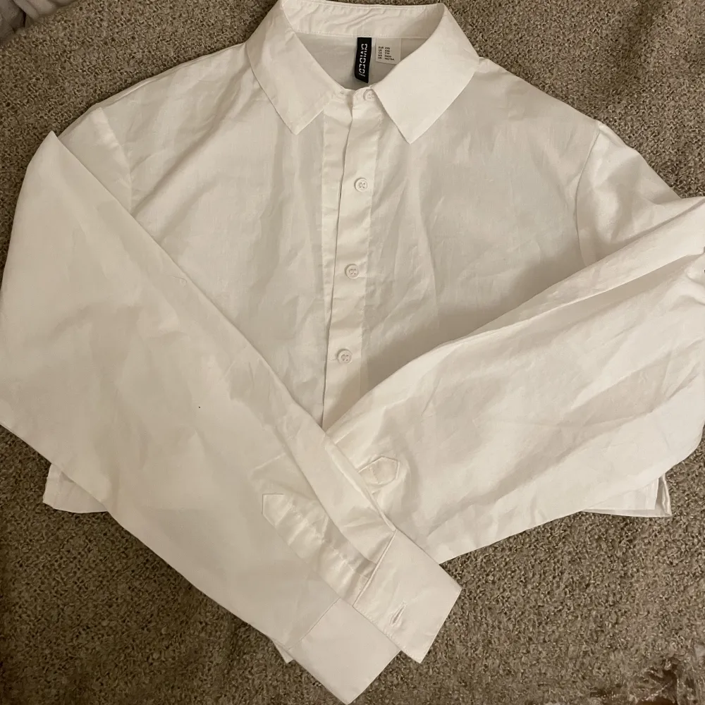 I princip ny croppad vit skjorta från hm🥰. Skjortor.
