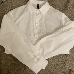 I princip ny croppad vit skjorta från hm🥰