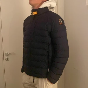 Parajumper jacka - Parajumper jacka  9/10 i skick Säljs på parajumper för 4799 kr. Mitt pris 1500 kr.