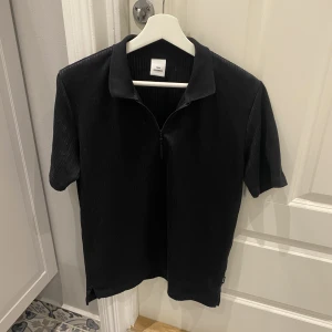 Half zip t-shirt - Tjena, säljer nu sköna half zip t-shirt från won hundred som har ett väldigt snyggt randigt mönster. Tröjan köptes för cirka 900 kr i Danmark. Skicket på tröjan är 9/10, har knappt använt tröjan. Om du har någon fundering så får du gärna höra av dig/ Hugo