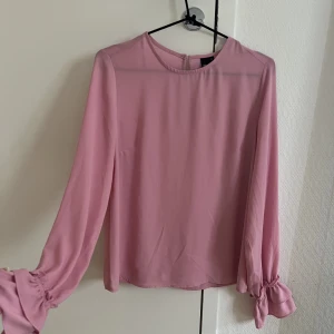 Rosa blus💗 - En väldigt fin vardagsblus som passar till det mesta!🌸väldigt tunn och skön!  Den är oanvänd 