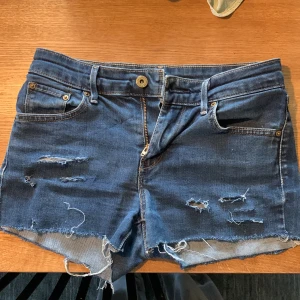 Lågmidjade levis shorts  - Ett par lågmidjade shorts ifrån levis. Köpta second hand och används fåtal ggr. 💗💗 passar mig som bär XS-S