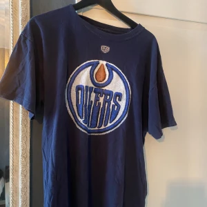 Overzized t shirt  - Overzized T-shirt från Vintage butik. Marin blå. 