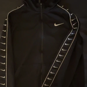 Nike tröja/svart/storlek 147-158cm barn storlek L - Nike tröja är inte använd så mycket nu för att den är för liten men ingen fläck Elr något annat 