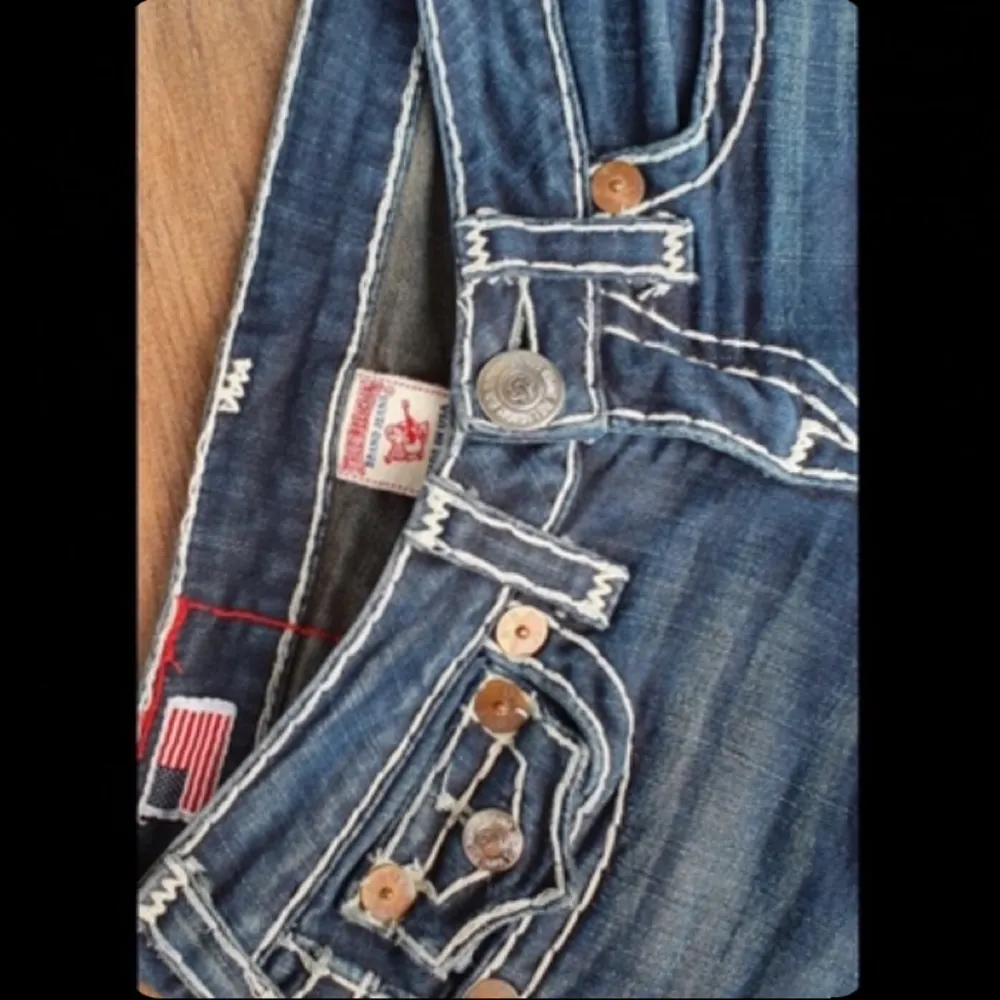 Säljer nu ett par skit snygga true religion jeans! Dem är lågmidjade och har snygga detaljer! Hör av er vid frågor!💗. Jeans & Byxor.