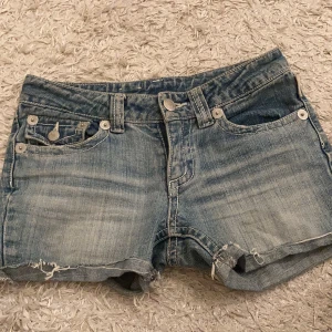 Lågmidjade shorts  - Ett par låmidjade stort som jag säljer för att de är för små för mig
