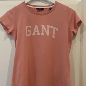 Rosa Gant t-shirt - Väldigt fin rosa/korallfärgad Gant t-shirt som säljs då den bara har använts 2 gånger och inte kommer till användning mer💞. Färgen är mer rosa än vad som framkommer på bild💖 Ordinariepris: 399kr Säljs för: 80 kr