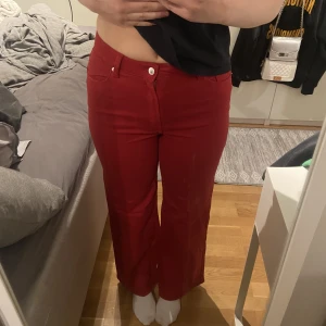 Röda jeans ❤️ - Röda nya jeans från h&m. Original pris: cirka 150kr Storlek: 38