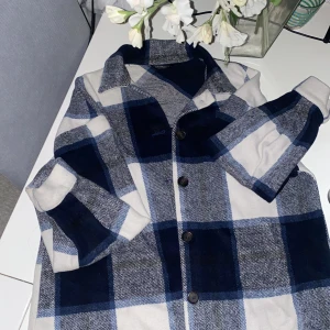 Fin höst jacka - Använd bara några gånger, jätte fin och varm, den är xs men passar S och små Ms , för kvinnor mer funkar för unga men som bär på xs