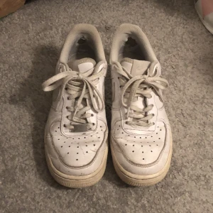 nike air force 1 - säljer ett par vita nike air force 1 i strl 37. tidigare köpt på plick så de har använts en del