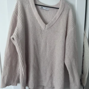 Ull tröja zara - Stickad oversized ull tröja från zara! Färgen är som på andra bilden🩷 I strl xs-s men stitter oversized på mig som vanligtvis bär S så passar alla beroende på passformen man söker! Använd ett par gånger så i jättebra skick🥰