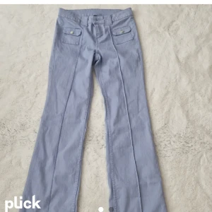 Hm byxor🤍 - Är osäker på om ja ska sälja, sjukt snygga byxor från hm som ja köpte förra månaden, använda fåtal gånger, otroligt sköna och sjukt bra skick!🩷  Första bilden är lånad de andra 2 är mina egna🩷