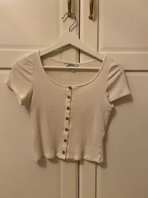 Monki top - Jätte söt top från monki. Den är ribbad och har knappar och sitter jätte fint. Passar perfekt till en kjol eller ett par jeans och är klassisk. Nypris var 199 kr och den är andvänd ca 5 gånger. Frakt är ca 40 kr men den kan bli billigare om du köper mer!❤️