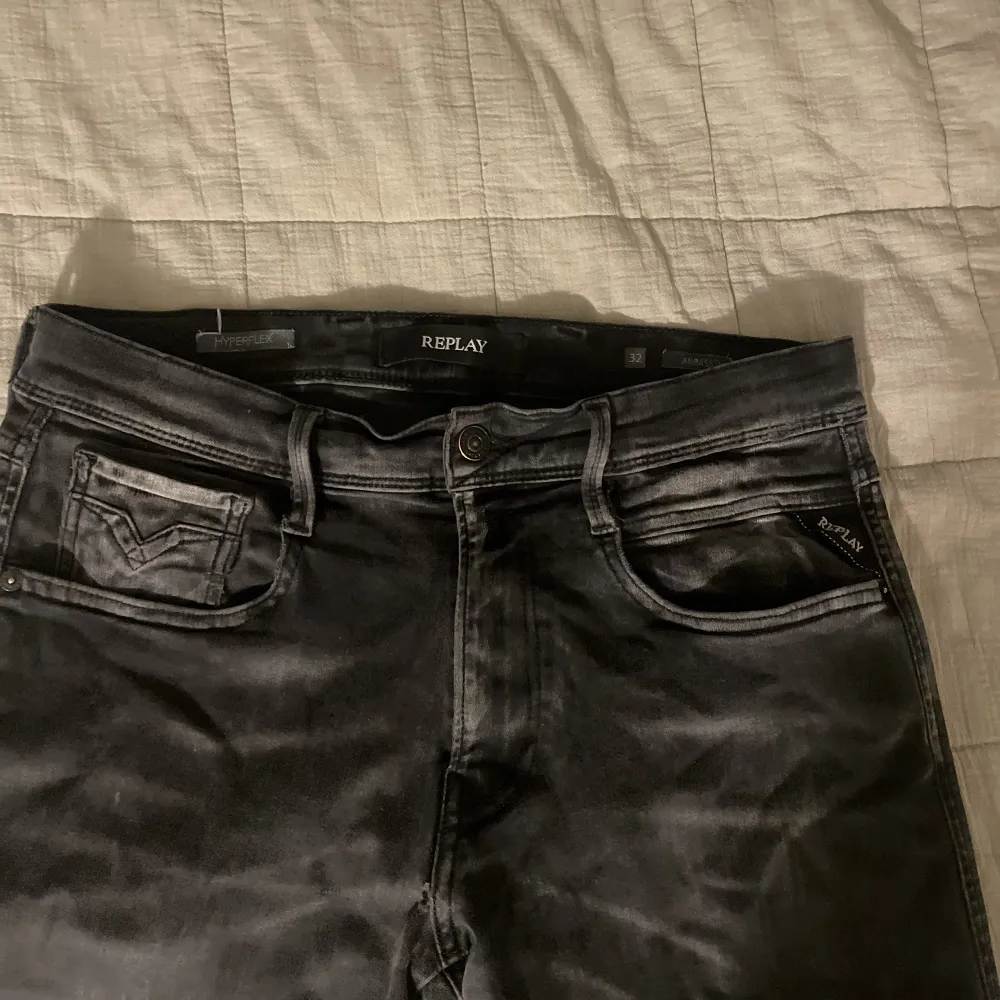 Replay jeans i modellen anbass storlek 32. Förekommer ett pytte litet hål under gylf.. Jeans & Byxor.