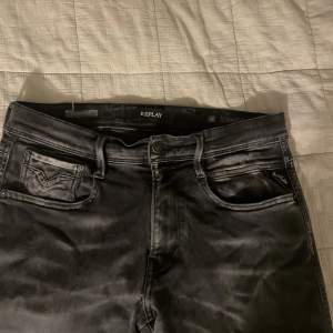 Replay jeans i modellen anbass storlek 32. Förekommer ett pytte litet hål under gylf.