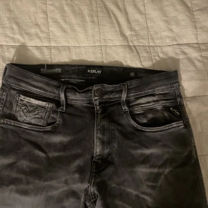 Replay jeans - Replay jeans i modellen anbass storlek 32. Förekommer ett pytte litet hål under gylf.
