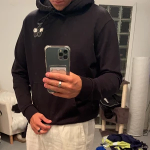 Hugo boss hoodie - Säljer min väldigt snygga och bekväm Hugo Boss hoodie. Den är i väldigt bra skick (10/10) då det inte har några skador alls. Köpt för 1499kr på NK i Stockholm, kvitto finns kvar! Storlek S men skulle säga mittemellan S och M! Hör av er vid funderingar!