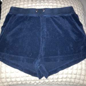 Säljer dessa juicy Couture shorts i storlek m i mörk blå dom har inga snören ny pris är 800 men säljer för 200
