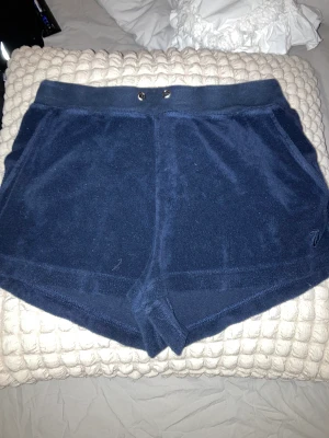 Juicy couture shorts  - Säljer dessa juicy Couture shorts i storlek m i mörk blå dom har inga snören ny pris är 800 men säljer för 200