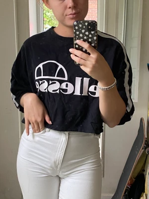 Ellesse tröja - Croppad tröja, varsamt använd och i fint skick, säljer pga används inte