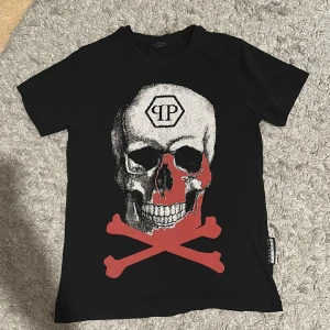 T shirt - En Pp/Philipp-plein T-shirt i storlek S. Kom aldrig till användning, den e som ny inga skador alls bra kvalite.