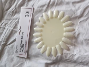 Nagellacks stav - Tillför nagellack, oöppnad förpackning