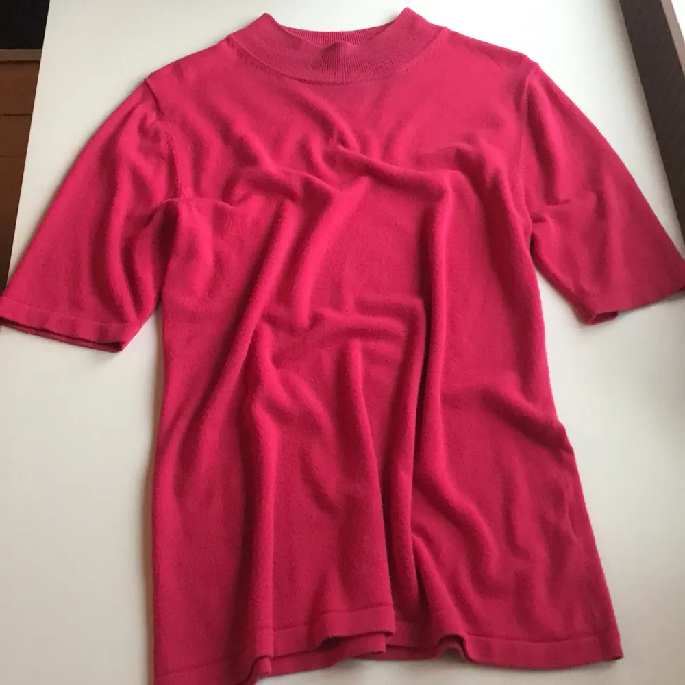 Fin rosa stickad t-shirt. Ingen lapp i så vet tyvärr inte märket på den. Storlek S men skulle säga att den passar Xs och M också. Använd inte köp nu utan skriv till mig privat om ni är intresserade💓. Stickat.