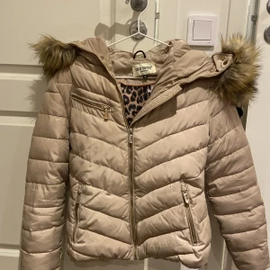 Barn jacka  - Använt men ser helt ny ut!!! Den köptes för 1600kr för några år sen. 