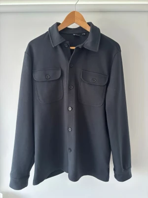 Mörkblå overshirt - Mörkblå overshirt från only&sons i toppskick. Storlek S. skriv vid frågor