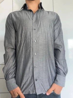 Grå skjorta från Eton - Grå skjorta från Eton. Strl 38/S. Inga defekter. Modellen är 178 cm och väger 77 kg. Hör gärna av dig vid frågor!