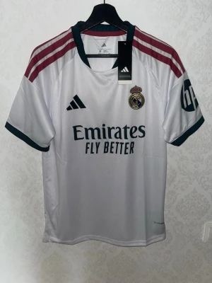 Real Madrid tröja 26/27  - Real Madrid tröja från 26/27 säsongen Storlek M  