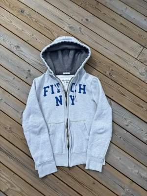 Vintage Abercrombie & Fitch zip hoodie - Säljer denna feta Vintage Abercrombie & Fitch zip i mycket bra skick, inga defekter! Storlek S. Kontrollera måtten innan ni köper! Hör av er vid frågor eller minsta fundering 🙌  Se mått nedan:  Längd: 61 cm  Bred: 49 cm  Ärm: 63,5 cm