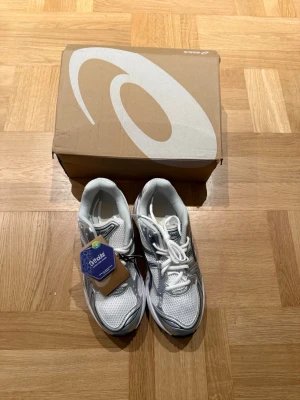ASICS Gel-Kayano 14 silver metallic – storlek 43,5 - Säljer ett par helt nya ASICS Gel-Kayano 14 i färgen silver metallic. Storlek 43,5 (US 9.5). Helt oanvända och kommer i originalkartong. Riktigt snygg och populär sneaker med fantastisk dämpning och komfort! Skickas snabbt 🚚💨 ✨ Ikonisk modell med perfekt balans mellan stil och funktion. 📩 Skicka gärna ett meddelande vid frågor eller prisförslag! 🛍️ Bundle-rabatt upp till 20%! 📦 Skickas samma eller nästa dag. 