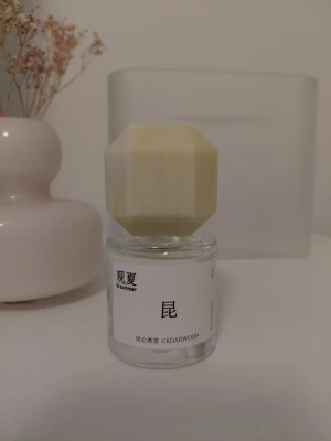 To Summer Cedarwood  - Top Notes: Bergamot, Juniper Seed, Cypress Heart Notes: Rose, Jasmine, Atlas Cedarwood Base Notes: Chinese Cedarwood, Amber, Guaiac Wood