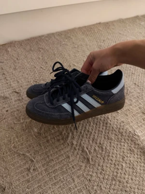 Adidas Spezial mörkblå sneakers - Säljer ett par Adidas Spezial sneakers i mörkblå mocka med vita klassiska stripes och gummisula.  Knappt använda då jag har andra par! 💞