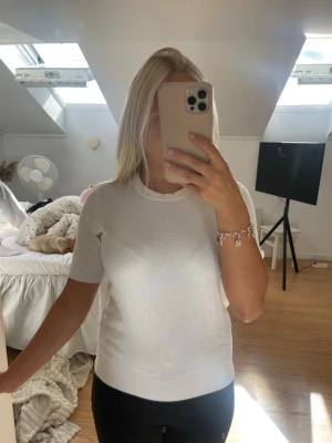 Vit topp från Zara  - Vit topp från Zara med kort ärm | storlek s, jag är 154 lång | bra skicka trots att den är använd💕