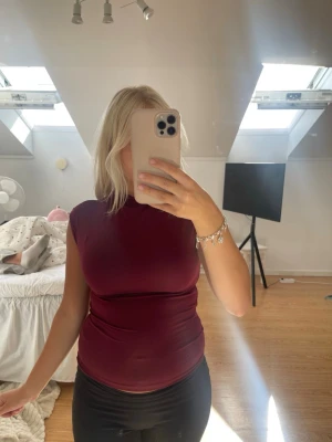 Vinröd kortärmad topp  - Jättefin vinröd topp från Gina tricot | storlek xs, jag är 154 lång | bra skick, använt fåtal gånger men är som ny💕