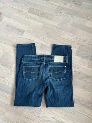 Otroliga Jacob Cohen jeans w31 - Superfina populära och eftertraktade Jacob Cohen jeans i w31 säljes. 100 cm total längd och 43 cm breda i midjan. Inga hål eller fläckar i utmärkt topp skick och tveka inte vid minsta fråga eller fundering!