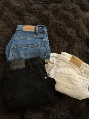 Tre par jeansshorts från Gina Tricot 🐝 - Säljer tre stycken jeansshorts från Gina Tricot, använda endast fåtal gånger och är i jättebra skick, skriv privat vid intresse. 