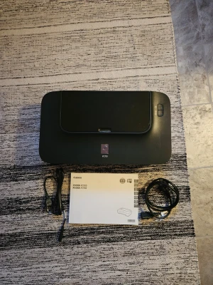 Canon bläckstråleskrivare  perfekt till hemmet - Helt nytt Aldrig använt. Jag vet inte om det finns Färg eller inte har inte mölligt prova lite skrav märke påverka ingen syns inte Passar till alla bärbar dator eller stationär dator Manual följer med Strömkabel följer med Färg finns köpa nästa överallt Fotoskivare eller bläckstråleskrivare. Lätt att koppla in. Lätt att använda. Perfekt till hemmet Perfekt till någon Ny pris 1200.
