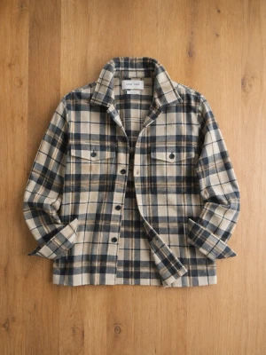 Samsøe Samsøe Overshirt – Beige/Grå Rutig - Snygg och stilren overshirt från Samsøe Samsøe i en tidlös beige, grå och mörkblå rutig design. Tillverkad i italianskt tyg med en kraftigare och mjuk känsla, perfekt att bära som overshirt under vår, höst och mildare vinterdagar.  • Samsøe Samsøe • Rutig beige/grå/mörkblå design • Italienskt tyg • Flera praktiska fickor • Klassisk krage och knappstängning • Storlek S • Mycket fint skick  Perfekt att styla över en vit skjorta, T-shirt eller stickad tröja. En mångsidig och tidlös.