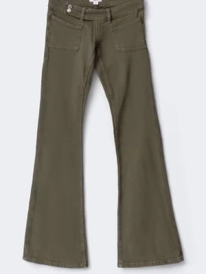 Olivgröna bootcut jeans - Jag säljer Gina tricot pleated jeans i sage färg,Jag har aldrig tagit på mig de har byxorna för att de var inte i mitt storlek.Köpte byxorna för 10 dagar sen så de är helt perfekt och nytt,Jag säljer de i samma pris de var förut för jag vill bara få mina pengar tillbaks 