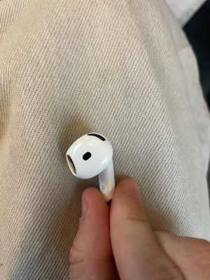 AirPods 4 höger AirPod  - Endast höger AirPod till AirPods 4 då jag slarvat bort resten, nypris över 600