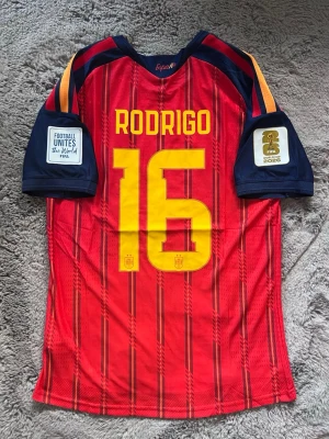 Spanien Vm 2026 Rodrigo  - En Spanien Vm final tröja 2026 med Rodrigo i spelar version, storlek L 