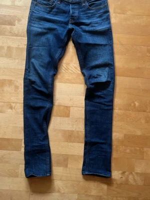 Slim jeans Hollister - Säljer ett par mörkblå skinny jeans från Hollister med klassisk 