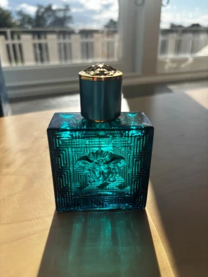 Versace Eros Eau de Toilette 50 ml oöppnad  - Hej! Säljer nu min oanvänd 50 ml Versace Eros Eau de Toilette! Parfym har aldrig öppnats då jag köpte den i en bundle med deodoranten! Parfymen passar perfekt för dig som gillar att lukta gott och fräscht! 